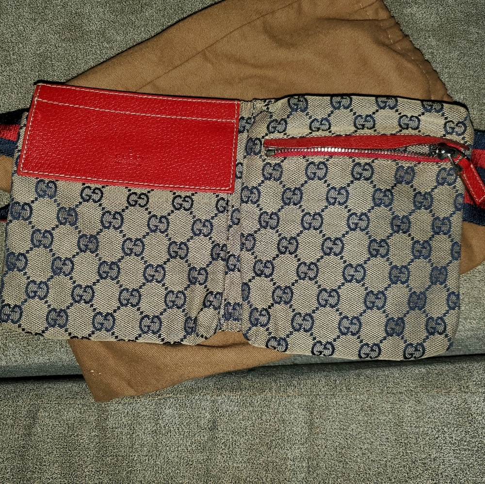 100% Authentic GUCCI FANNY PACK / BELT BAG